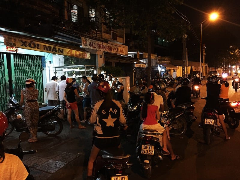 Quán xôi ở TP.HCM có cái tên nghe rợn người nhưng ăn thì ngon vô đối - Ảnh 1.