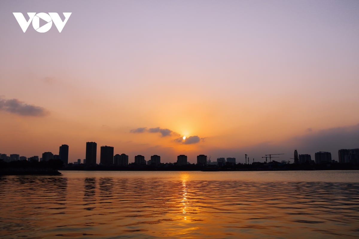 Ảnh: Hà Nội tuyệt đẹp khi ngắm hoàng hôn từ Hồ Tây - Ảnh 4.
