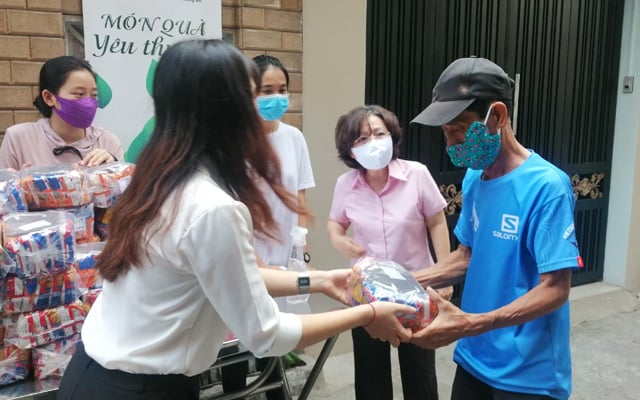 Bà Võ Xuân Loan (thứ 2 từ phải qua), tham gia phát quà cho người nghèo ngay trước trụ sở hội thánh trú đóng