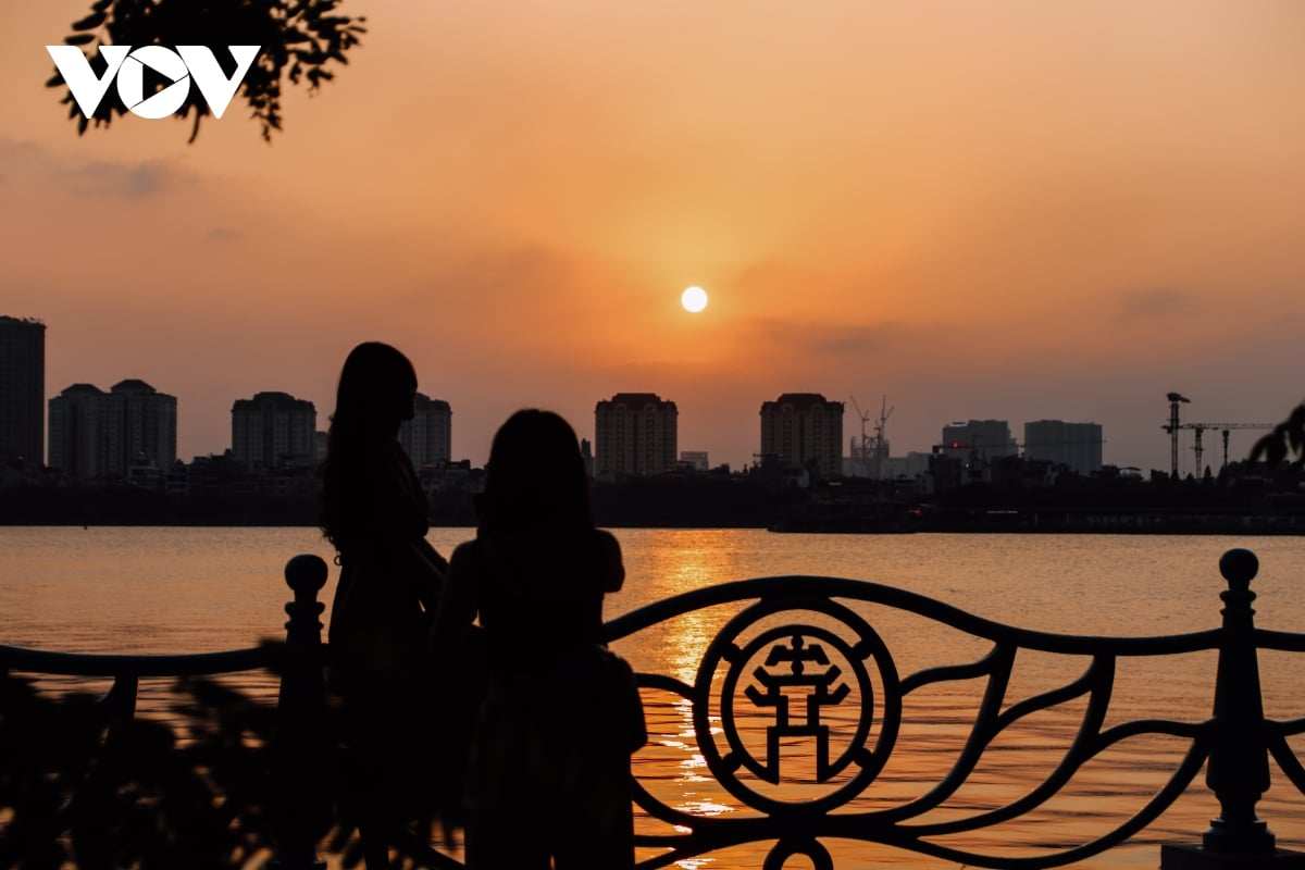 Ảnh: Hà Nội tuyệt đẹp khi ngắm hoàng hôn từ Hồ Tây - Ảnh 9.