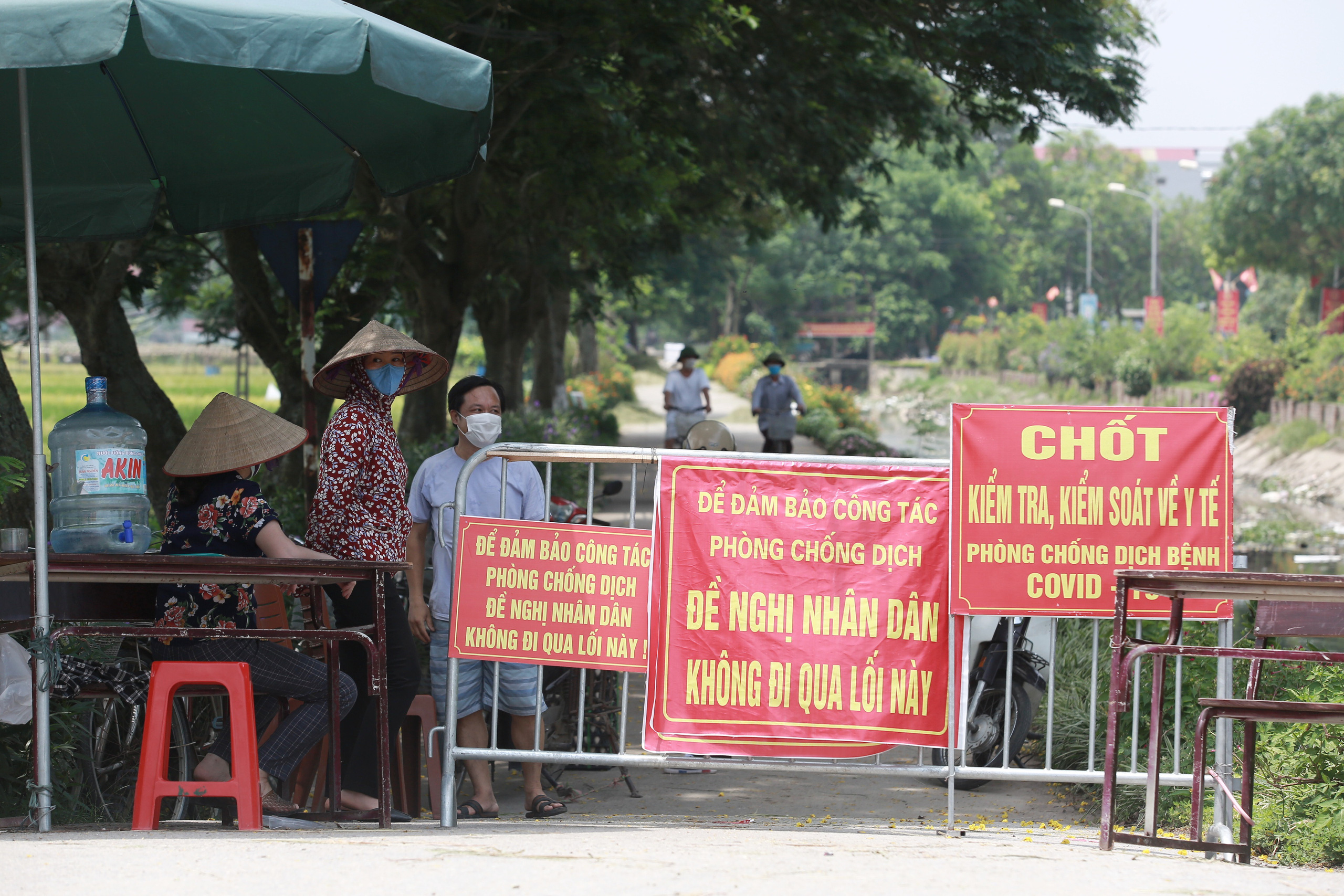 Chuyện về những &quot;lá chắn&quot; âm thầm phía sau những hàng rào cách ly giữa cái nóng 40 độ C - Ảnh 4.