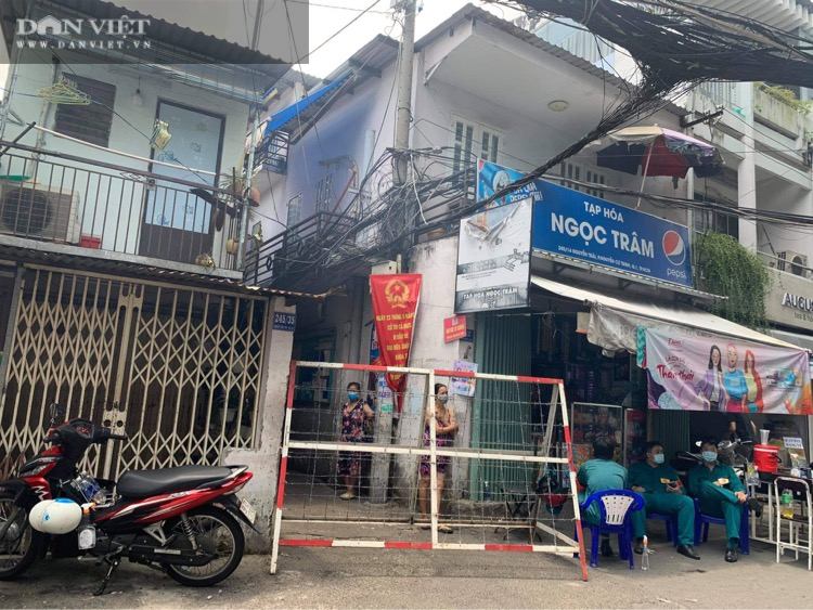 Phong tỏa một con hẻm trong khu mả Lạng (quận 1, TP.HCM) vì có ca dương tính - Ảnh 1.