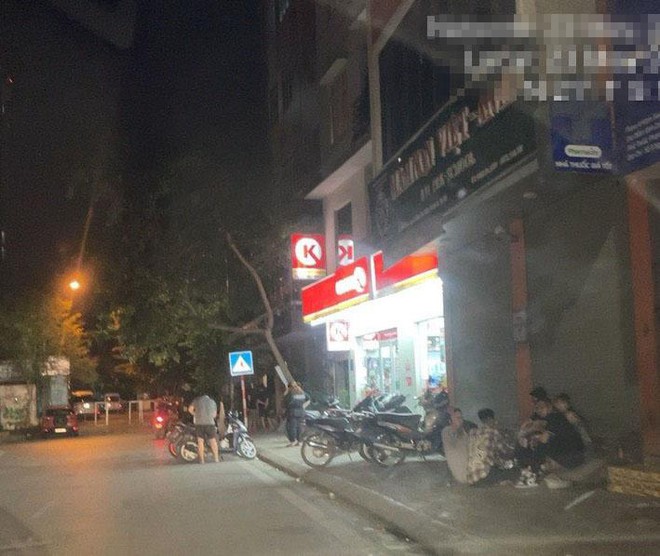 Hà Nội: Hàng chục thanh, thiếu niên tụ tập đông người tại trước cửa hàng tiện lợi Circle K - Ảnh 6.