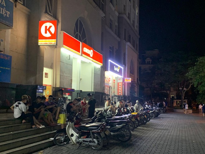 Hà Nội: Hàng chục thanh, thiếu niên tụ tập đông người tại trước cửa hàng tiện lợi Circle K - Ảnh 2.