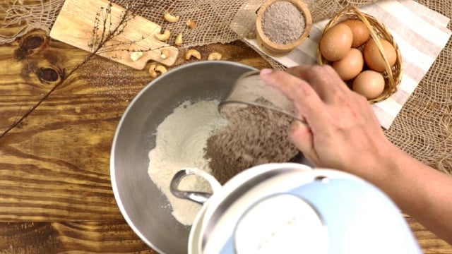 Cách làm bánh mì đen giòn ngon bổ dưỡng như đồ nhập khẩu tại nhà - Ảnh 3. Cách làm bánh mì đen giòn ngon bổ dưỡng như đồ nhập khẩu tại nhà - Ảnh 3.