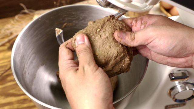 Cách làm bánh mì đen giòn ngon bổ dưỡng như đồ nhập khẩu tại nhà - Ảnh 4. Cách làm bánh mì đen giòn ngon bổ dưỡng như đồ nhập khẩu tại nhà - Ảnh 4.