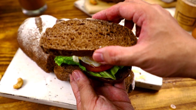 Cách làm bánh mì đen giòn ngon bổ dưỡng như đồ nhập khẩu tại nhà - Ảnh 11. Cách làm bánh mì đen giòn ngon bổ dưỡng như đồ nhập khẩu tại nhà - Ảnh 11.