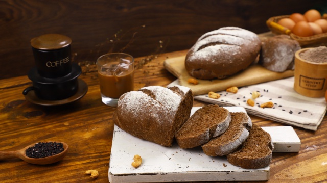 Cách làm bánh mì đen giòn ngon bổ dưỡng như đồ nhập khẩu tại nhà - Ảnh 2. Cách làm bánh mì đen giòn ngon bổ dưỡng như đồ nhập khẩu tại nhà - Ảnh 2.