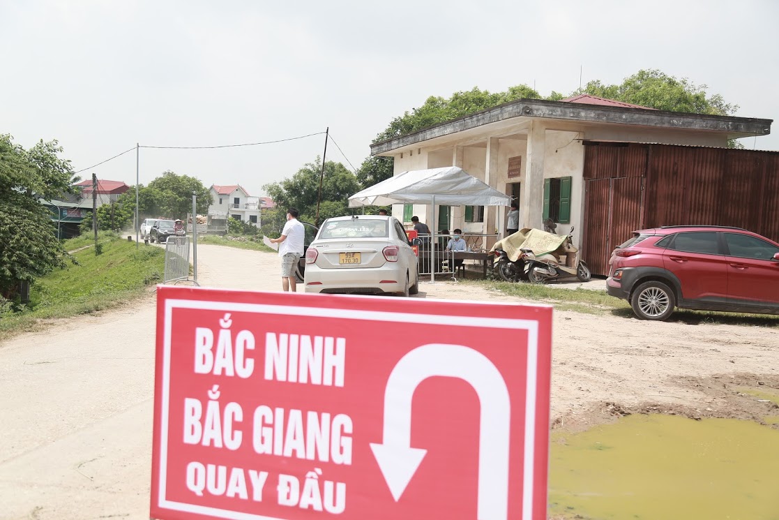 Chuyện về những &quot;lá chắn&quot; âm thầm phía sau những hàng rào cách ly giữa cái nóng 40 độ C - Ảnh 3.