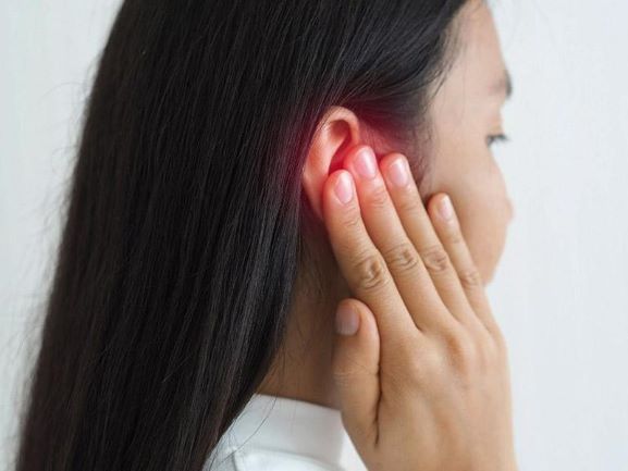 Ù tai sau tiêm vắc xin COVID-19 có đáng ngại? - Ảnh 1. Ù tai sau tiêm vắc xin COVID-19 có đáng ngại? - Ảnh 1.