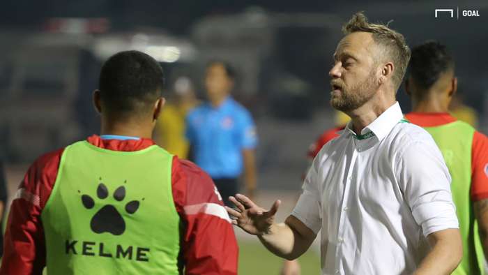 TP.HCM bết bát, vì sao HLV lương cao nhất V.League chưa mất việc? - Ảnh 1.