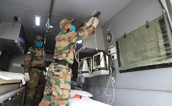 Các chuyên gia quân y Ấn Độ đang thiết lập Cơ sở nghiên cứu Covid-19 di động tại Thủ đô New Delhi. (Ảnh NITV).
