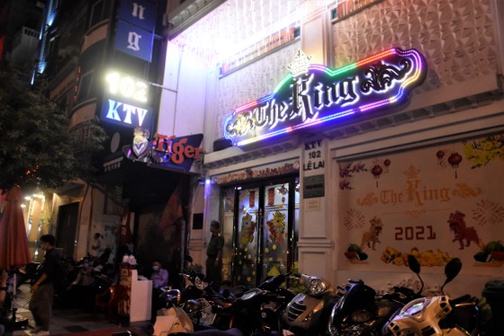 TP.HCM: Rút giấy phép kinh doanh nhà hàng hoạt động karaoke trá hình ở quận 1 - Ảnh 1.
