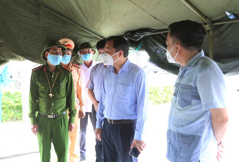 CLIP - ẢNH: Phong toả 2 thôn (xã Tượng Sơn và Việt Tiến, Hà Tĩnh) có trường hợp dương tính với Covid-19 - Ảnh 4.
