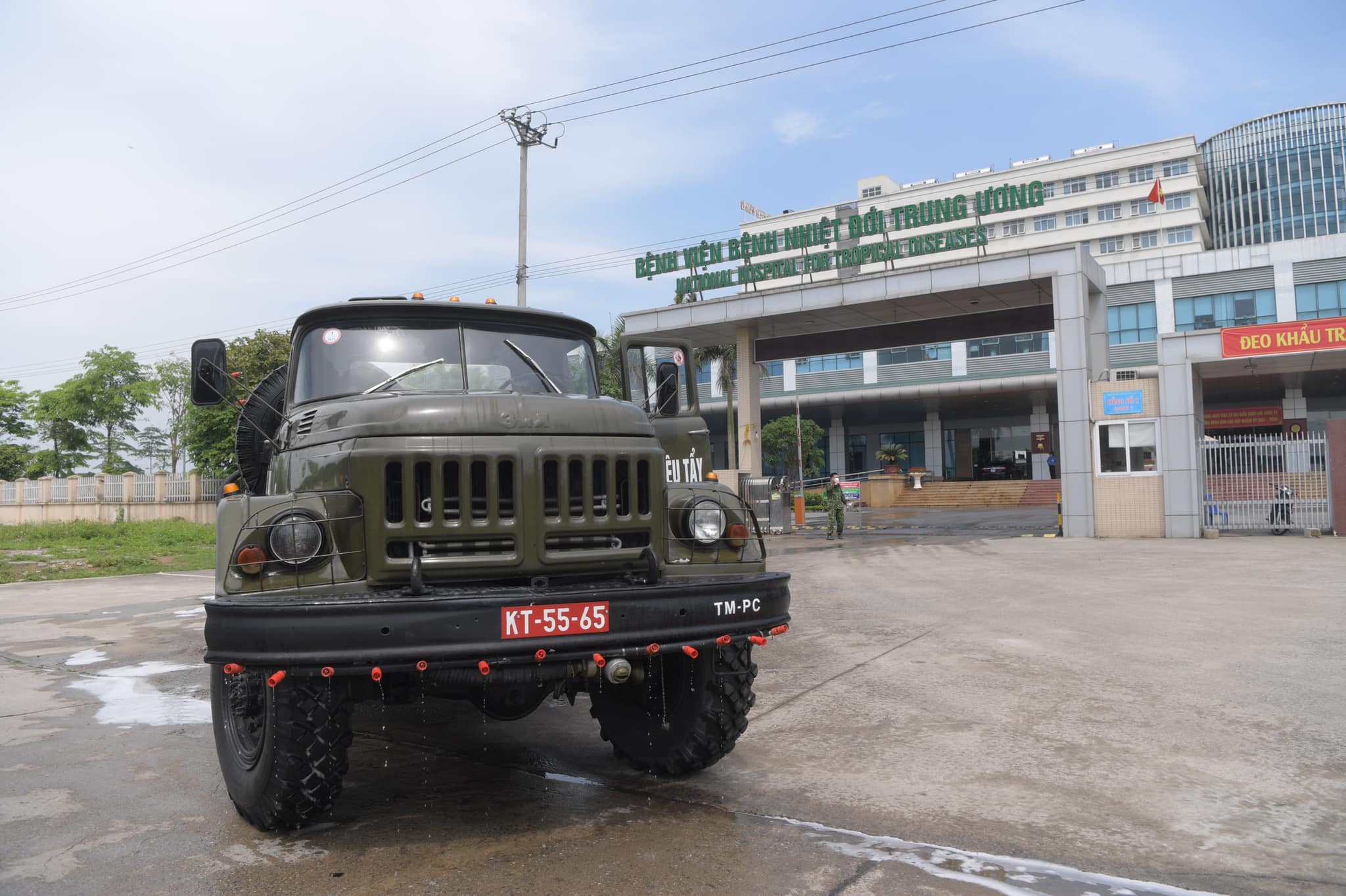 Quân đội tổng lực khử khuẩn Bệnh viện Nhiệt đới Trung ương cơ sở 2 nơi phát hiện 42 ca nhiễm Covid-19 - Ảnh 6.