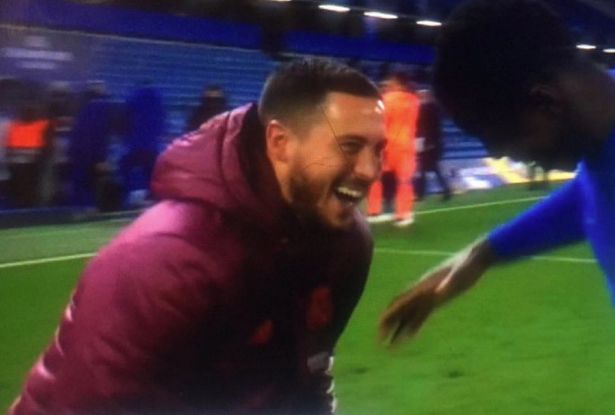 Hazard cười thả ga với đồng đội cũ.