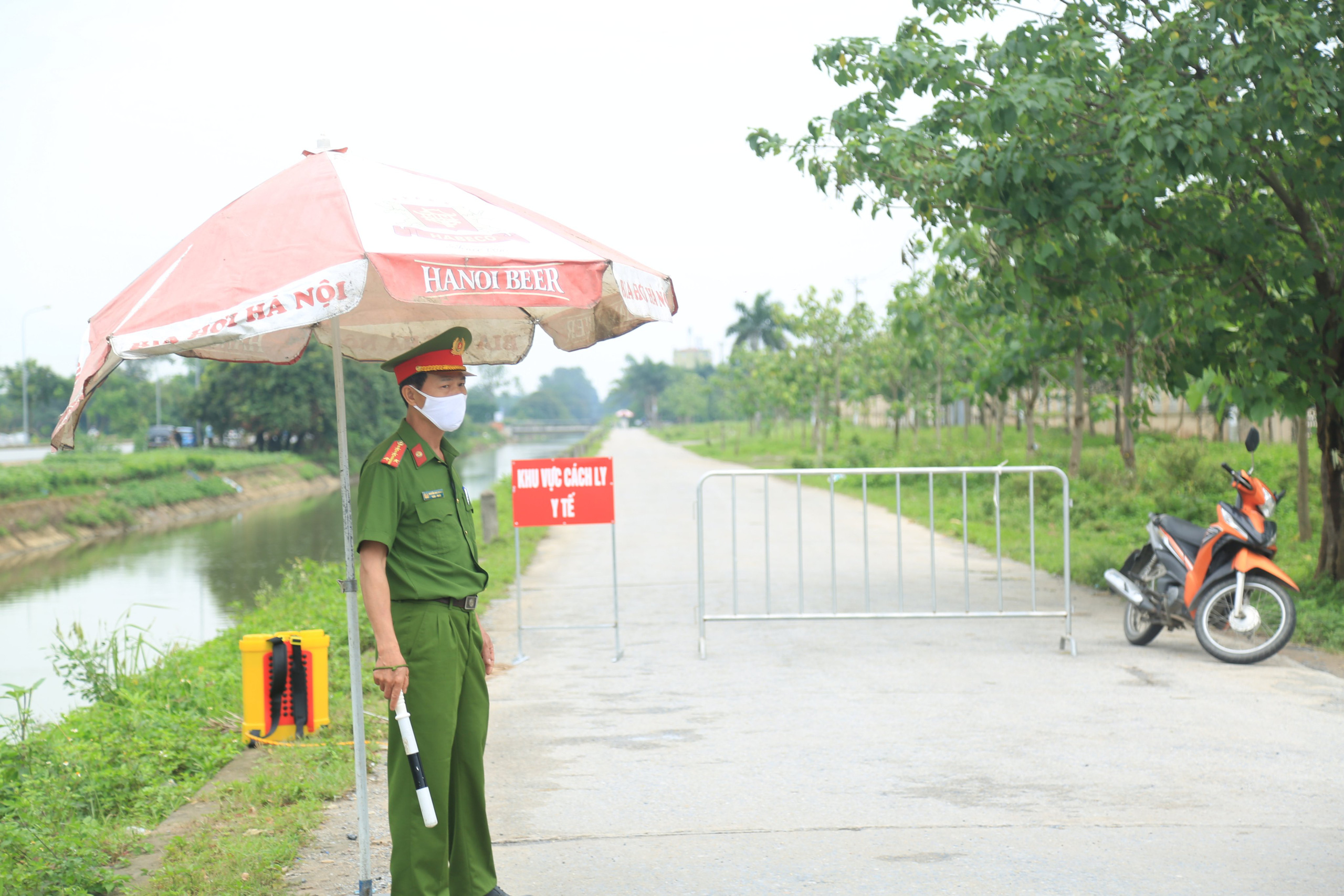 Hà Nội ghi nhận thêm 4 ca nhiễm Covid-19 liên quan đến ổ dịch Bệnh viện Nhiệt đới Trung ương cơ sở 2 - Ảnh 1.
