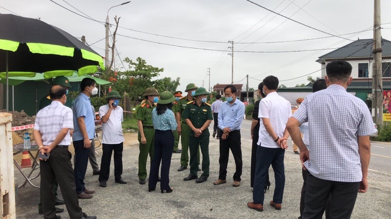 CLIP - ẢNH: Phong toả 2 thôn (xã Tượng Sơn và Việt Tiến, Hà Tĩnh) có trường hợp dương tính với Covid-19 - Ảnh 9.