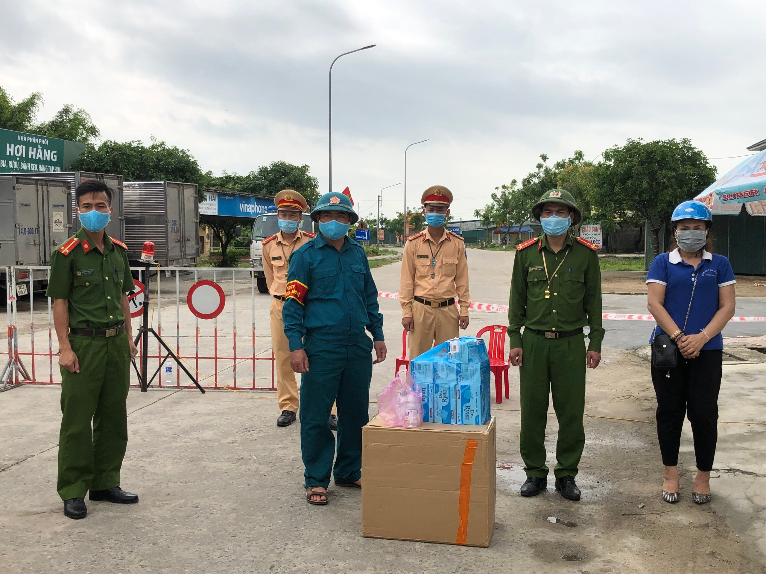 CLIP - ẢNH: Phong toả 2 thôn (xã Tượng Sơn và Việt Tiến, Hà Tĩnh) có trường hợp dương tính với Covid-19 - Ảnh 14.