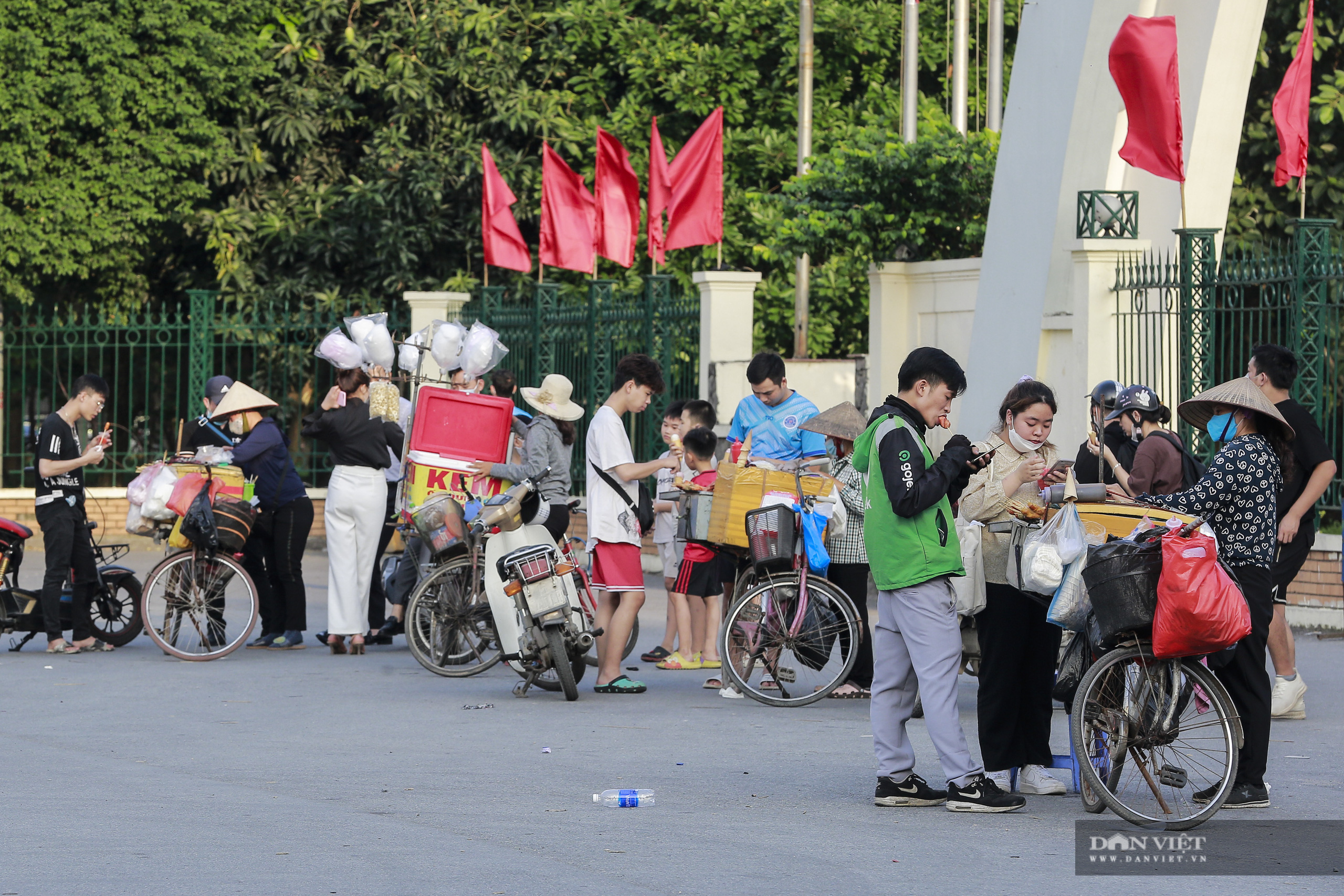 Công viên đóng cửa, vỉa hè thành nơi tập thể dục mới của người dân Thủ đô - Ảnh 3.