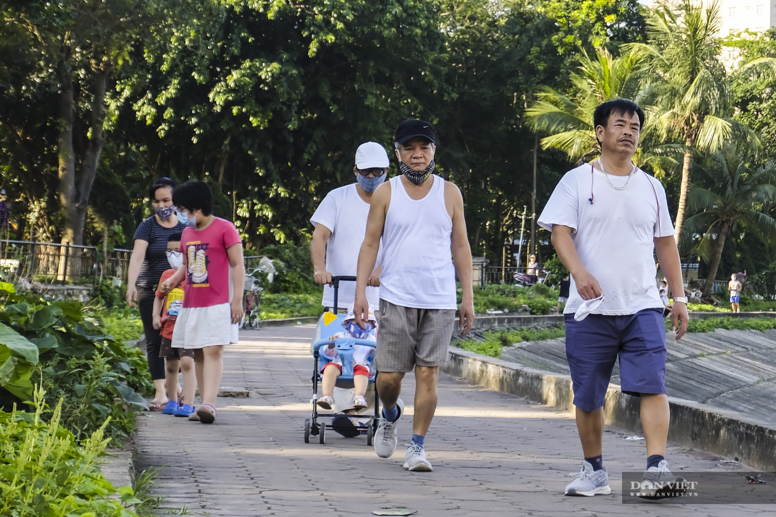 Công viên đóng cửa, vỉa hè thành nơi tập thể dục mới của người dân Thủ đô - Ảnh 10.