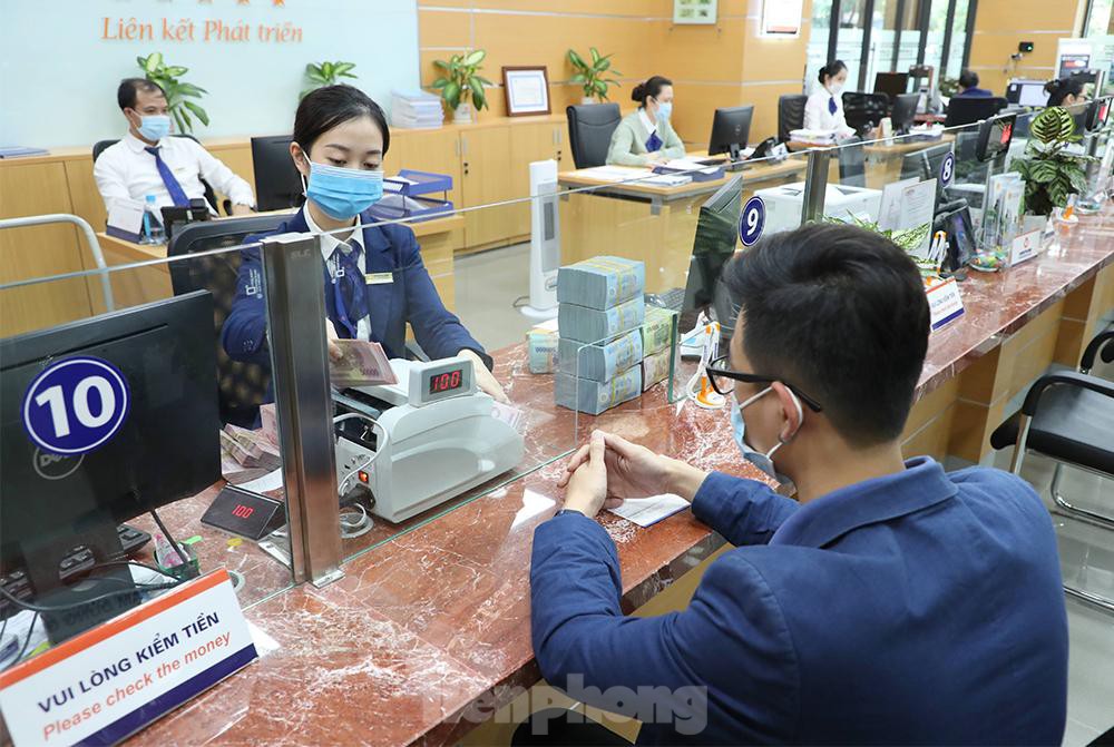 Ngân hàng bật chế độ phòng chống COVID-19 cấp độ mới, tiền thu về đều phải khử khuẩn - Ảnh 13.