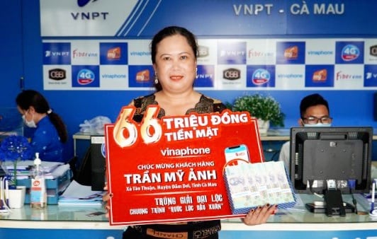  VinaPhone Cà Mau trao 66 triệu đồng cho khách hàng trúng giải chương trình “Rước lộc đầu xuân”  - Ảnh 1.