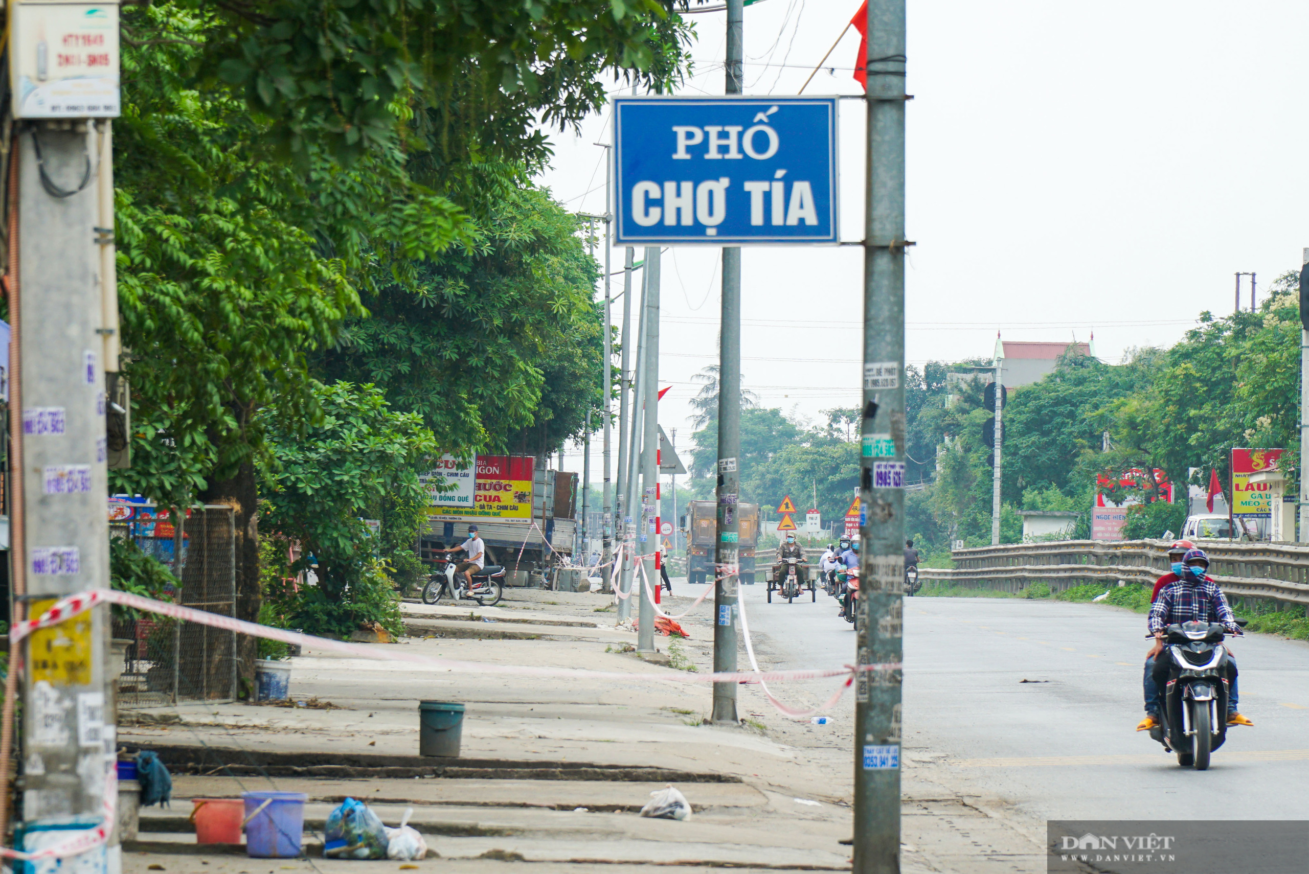 Hàng trăm hộ dân dọc quốc lộ 1A bị chằng dây phong tỏa vì dịch Covid-19 - Ảnh 1.