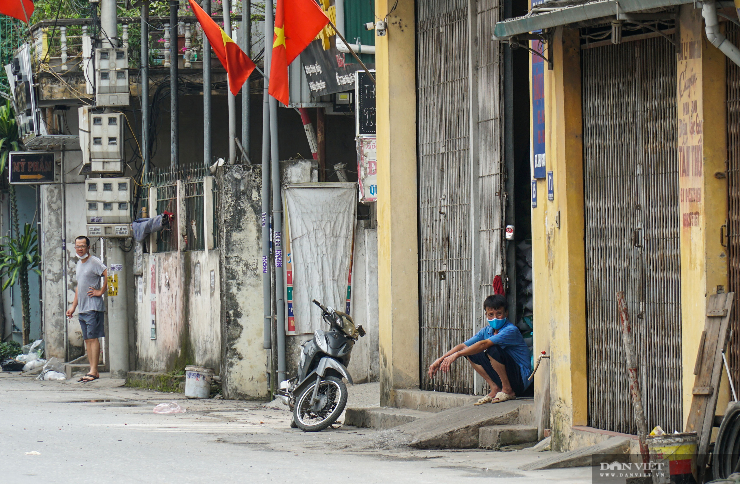 Hàng trăm hộ dân dọc quốc lộ 1A bị chằng dây phong tỏa vì dịch Covid-19 - Ảnh 8.