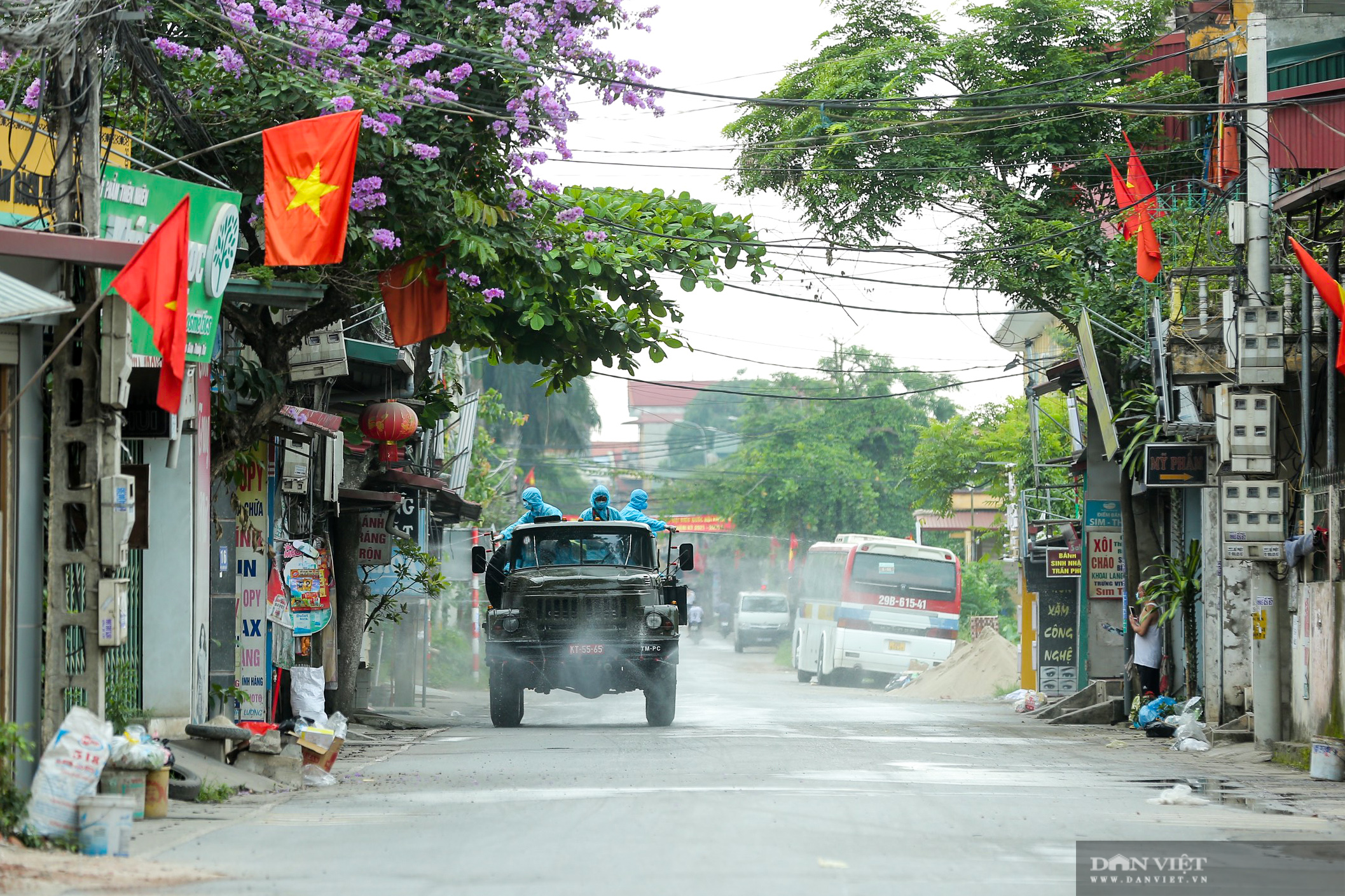 Hàng trăm hộ dân dọc quốc lộ 1A bị chằng dây phong tỏa vì dịch Covid-19 - Ảnh 11.