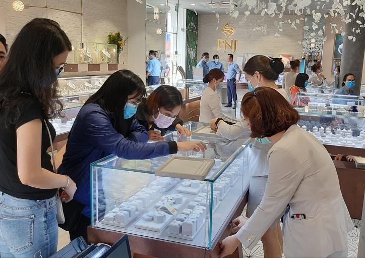 Giá vàng hôm nay 9/5: Khép lại tuần giao dịch đầu tiên của tháng 5 với phiên tăng mạnh - Ảnh 1.