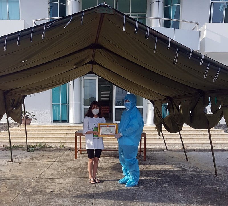 Khen thưởng cô sinh viên tự giác khai báo, cách ly tập trung - Ảnh 1.