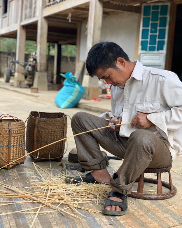 Người hơn 40 năm “giữ lửa” nghề đan ở bản Dọi - Ảnh 3.