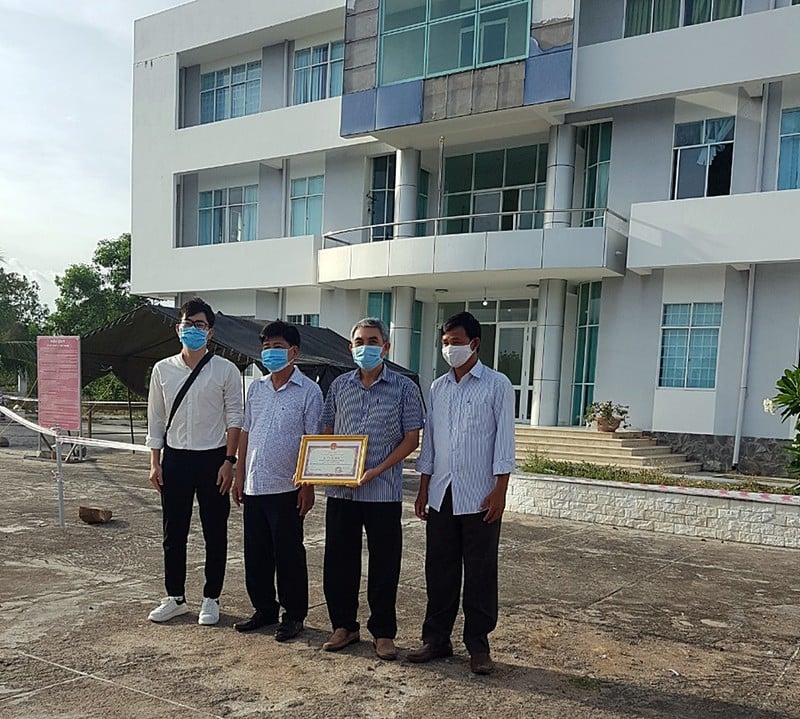 Khen thưởng cô sinh viên tự giác khai báo, cách ly tập trung - Ảnh 3.