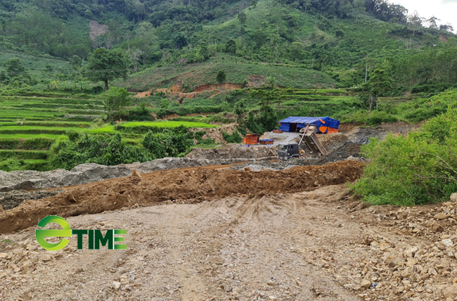 Quảng Ngãi: Chủ tịch huyện kiểm tra hiện trường, xử lý vụ thuỷ điện phá chiếm đất rừng   - Ảnh 5.