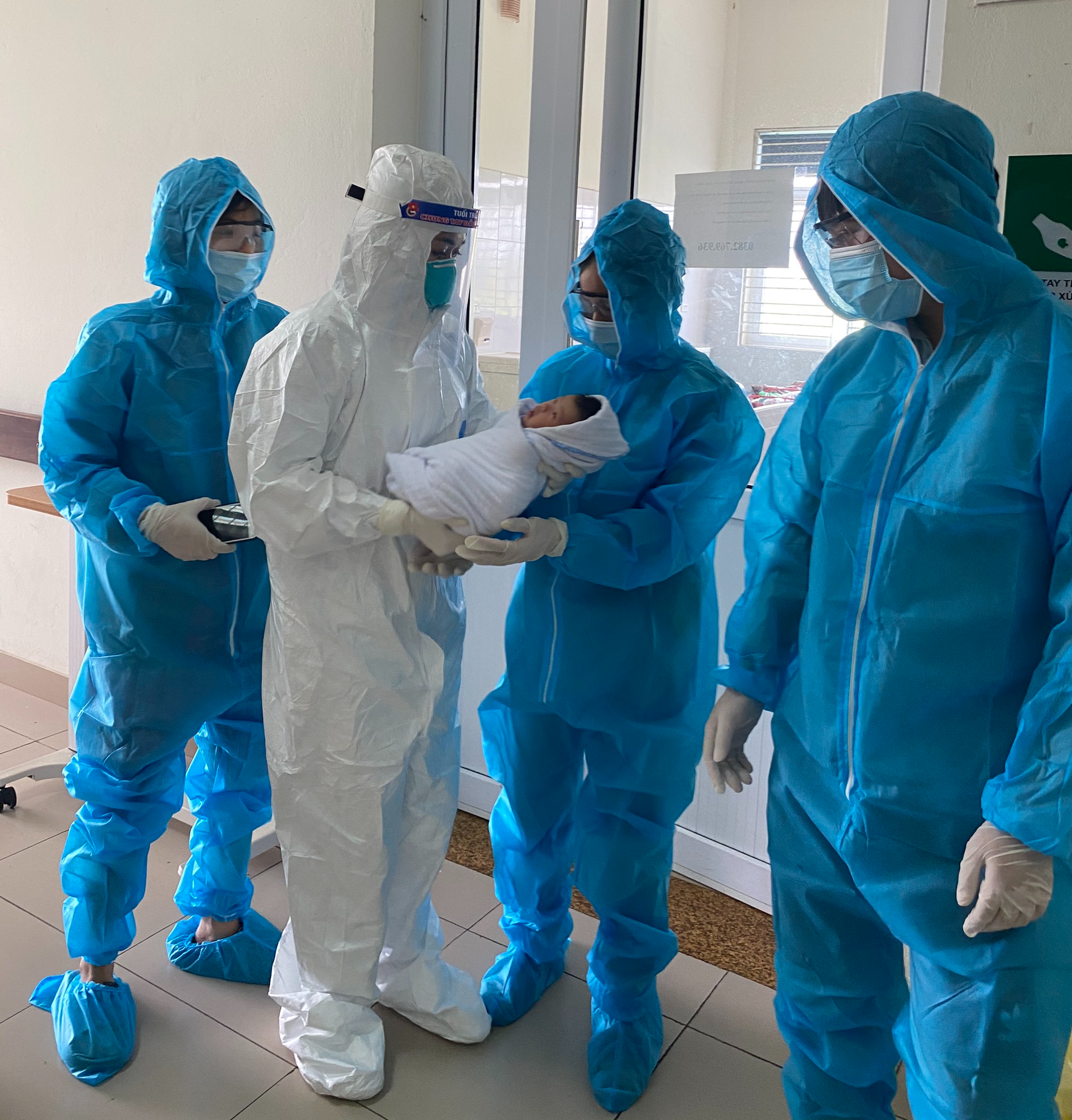 Chuyện kể nơi tuyến đầu chống dịch Covid-19: Gia đình chia đôi ngả, trở thành &quot;vú nuôi&quot; bất đắc dĩ! - Ảnh 4.
