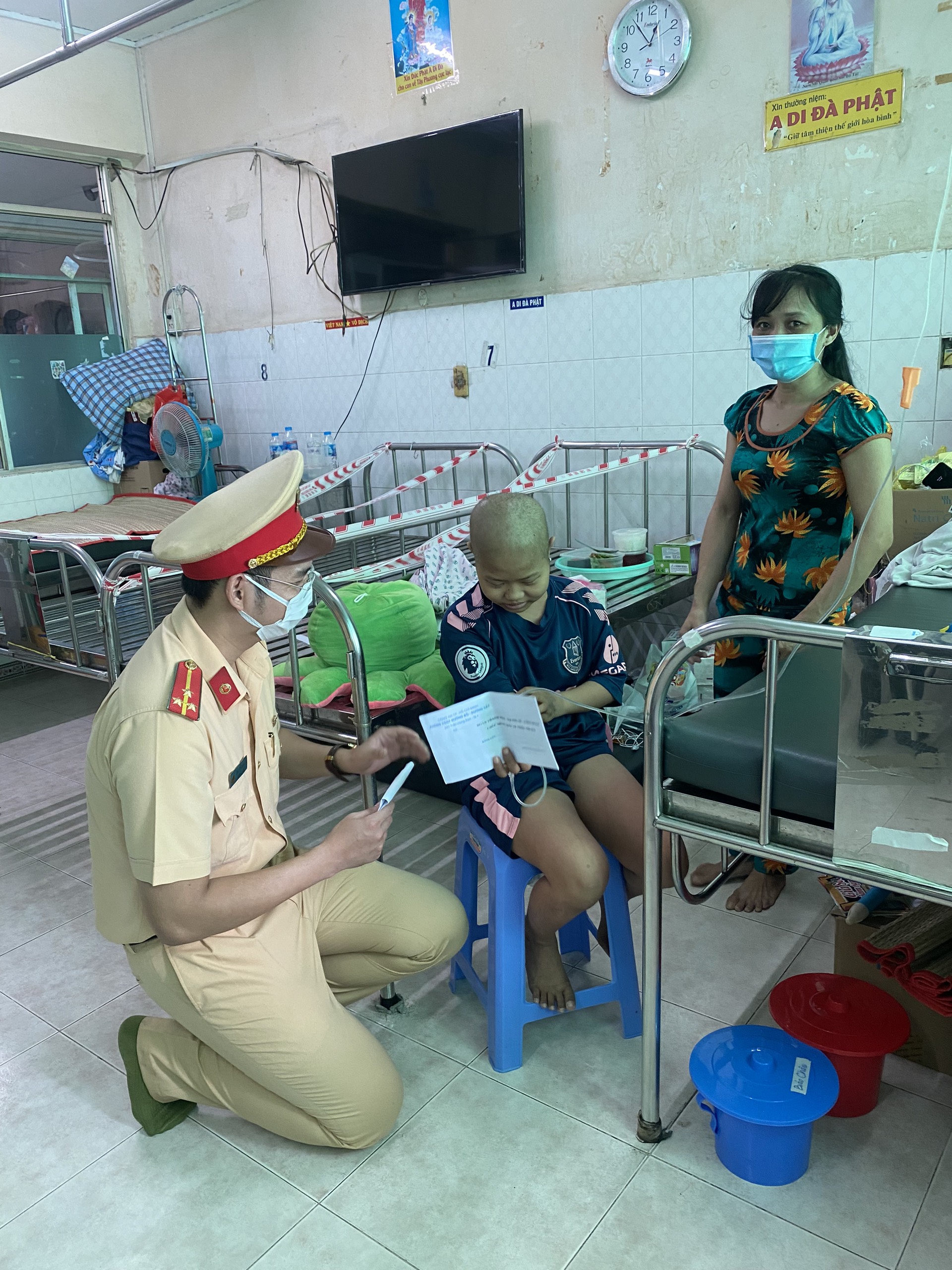 CSGT TP.HCM mang Tết thiếu nhi đến các em nhỏ khó khăn giữa mùa Covid-19 - Ảnh 1.