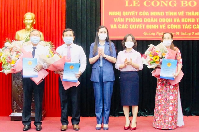 Quảng Ngãi: Hợp nhất 2 văn phòng Đoàn ĐBQH và HĐND tỉnh, bổ nhiệm 3 lãnh đạo văn phòng  - Ảnh 1.