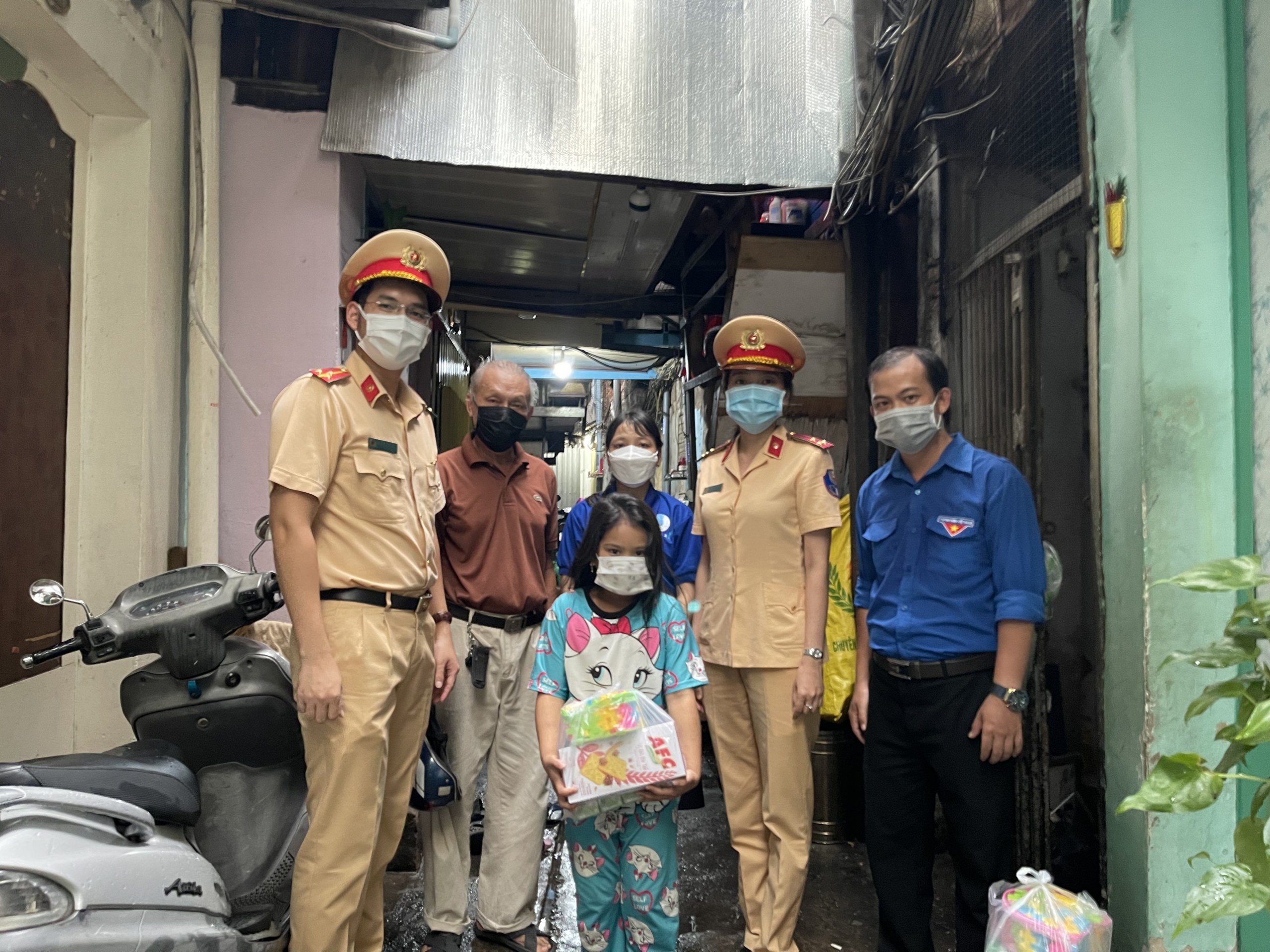 CSGT TP.HCM mang Tết thiếu nhi đến các em nhỏ khó khăn giữa mùa Covid-19 - Ảnh 5.