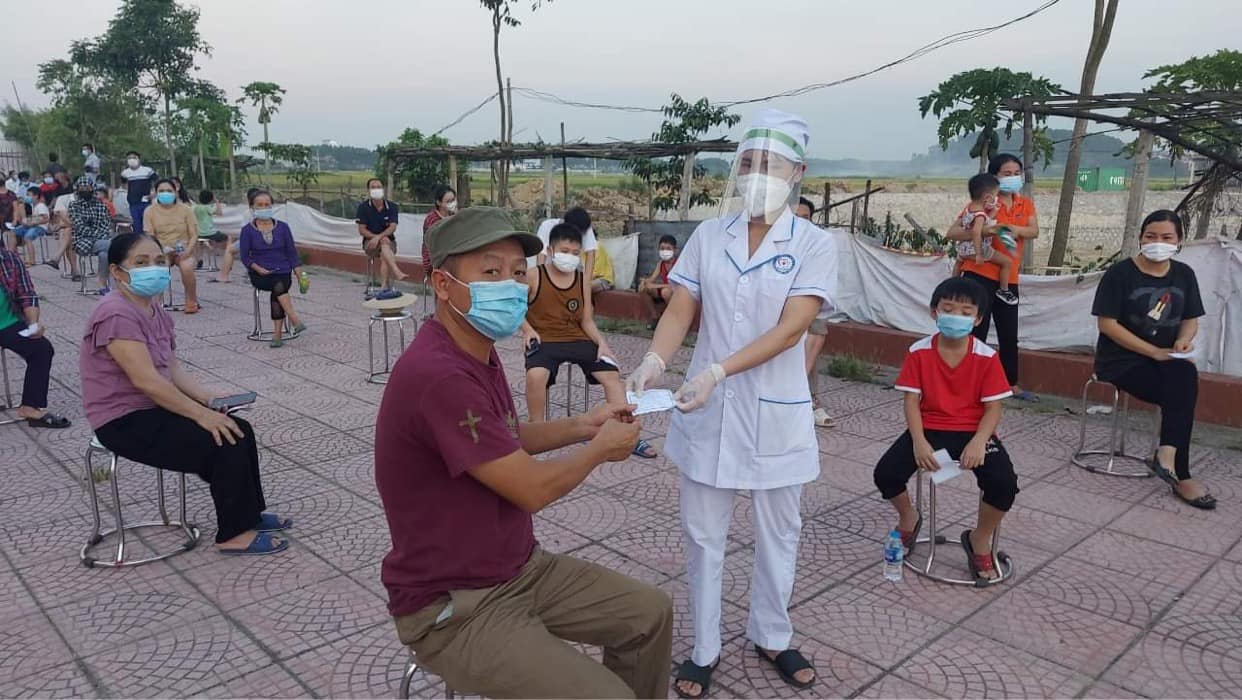 Thêm 50 ca Covid-19 mới, nhân viên y tế miệt mài lấy mẫu suốt đêm - Ảnh 2.