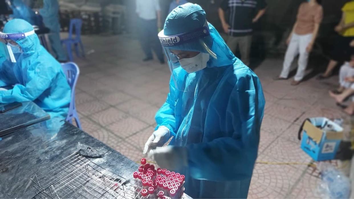 Thêm 50 ca Covid-19 mới, nhân viên y tế miệt mài lấy mẫu suốt đêm - Ảnh 5.