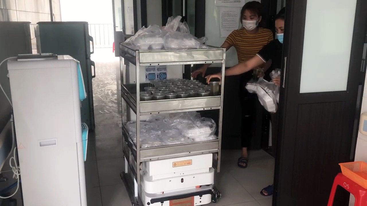 Robot vận chuyển đưa cơm, thuốc cho bệnh nhân Covid-19 tại tâm dịch Bắc Ninh - Ảnh 4.