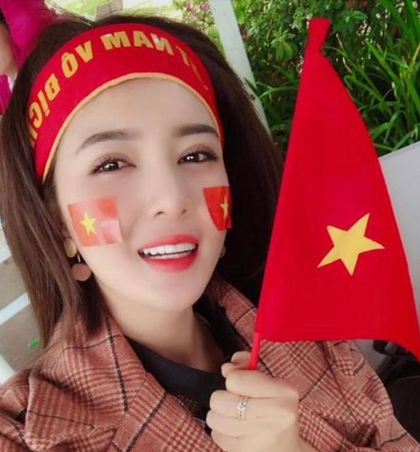 &quot;Bà Tưng&quot; cùng dàn hotgirl cổ vũ tinh thần ĐT Việt Nam - Ảnh 6.