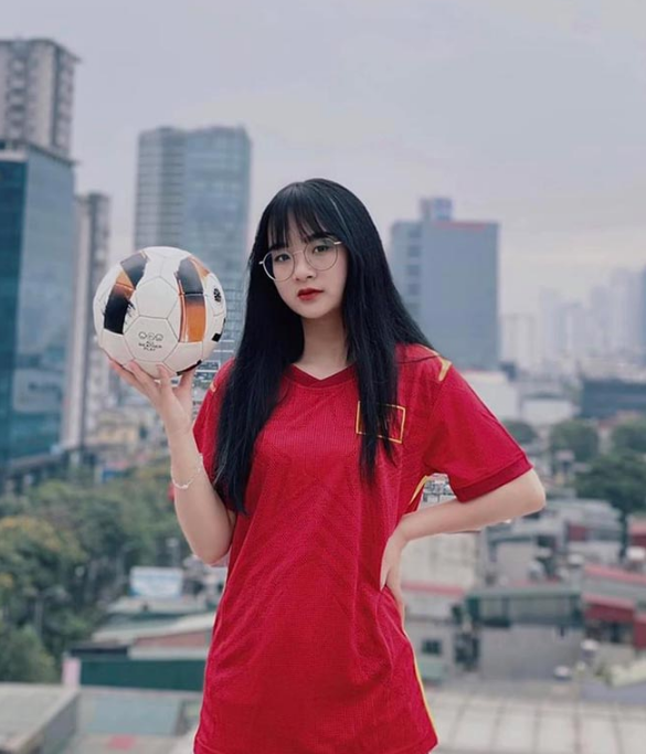 &quot;Bà Tưng&quot; cùng dàn hotgirl cổ vũ tinh thần ĐT Việt Nam - Ảnh 7.