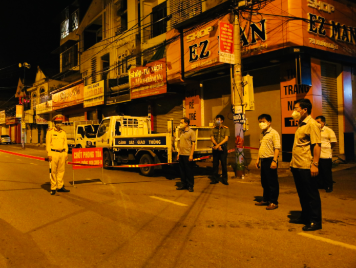 Bé 13 tuổi dương tính SARS-CoV-2 sau khi tắm biển và tắm ở điểm nước ngọt công cộng - Ảnh 1.