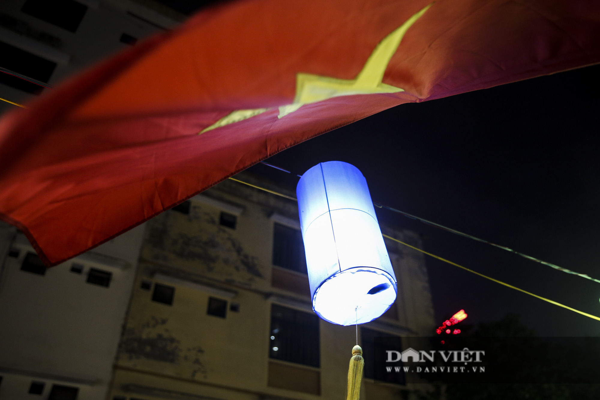 Mương Trúc Bạch bừng sáng với hàng trăm chiếc đèn lồng và tranh bích họa phố cổ Hà Nội - Ảnh 3.