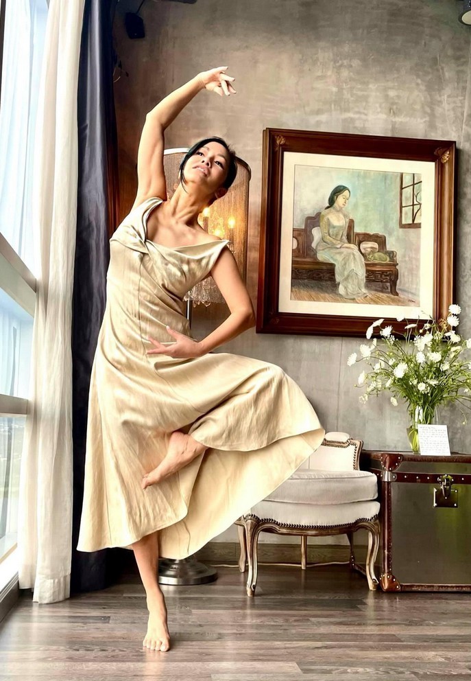 Sao Việt 10/6: Lưu Hương Giang quyến rũ &quot;đốn tim&quot; ở tuổi U40, Hồng Diễm diện đồ đẹp ở nhà chống dịch - Ảnh 6.