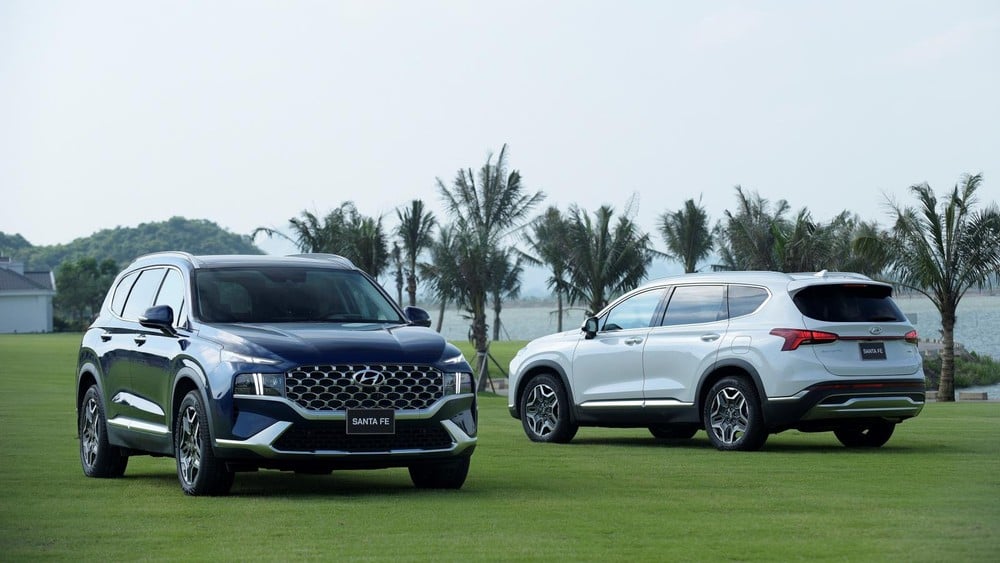 Hyundai Santa Fe 2021 so kè công nghệ đỉnh cao với Kia Sorento - Ảnh 1.