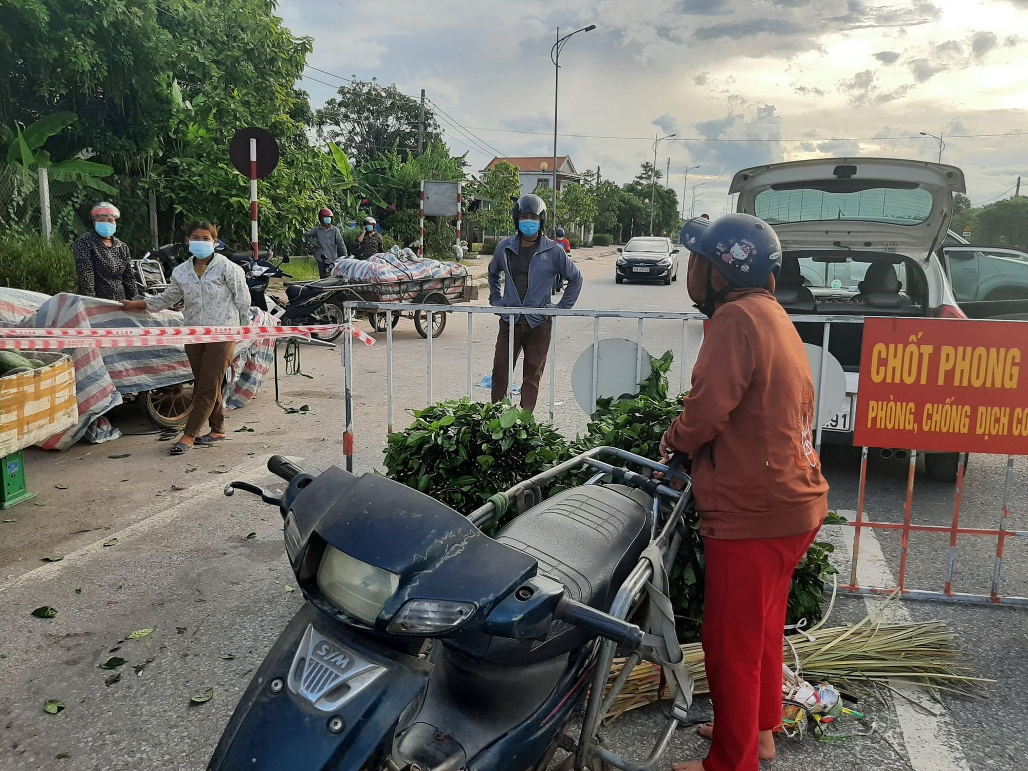 Cận cảnh đưa hàng hoá vào vùng cách y tế ở thành phố Hà Tĩnh - Ảnh 1.