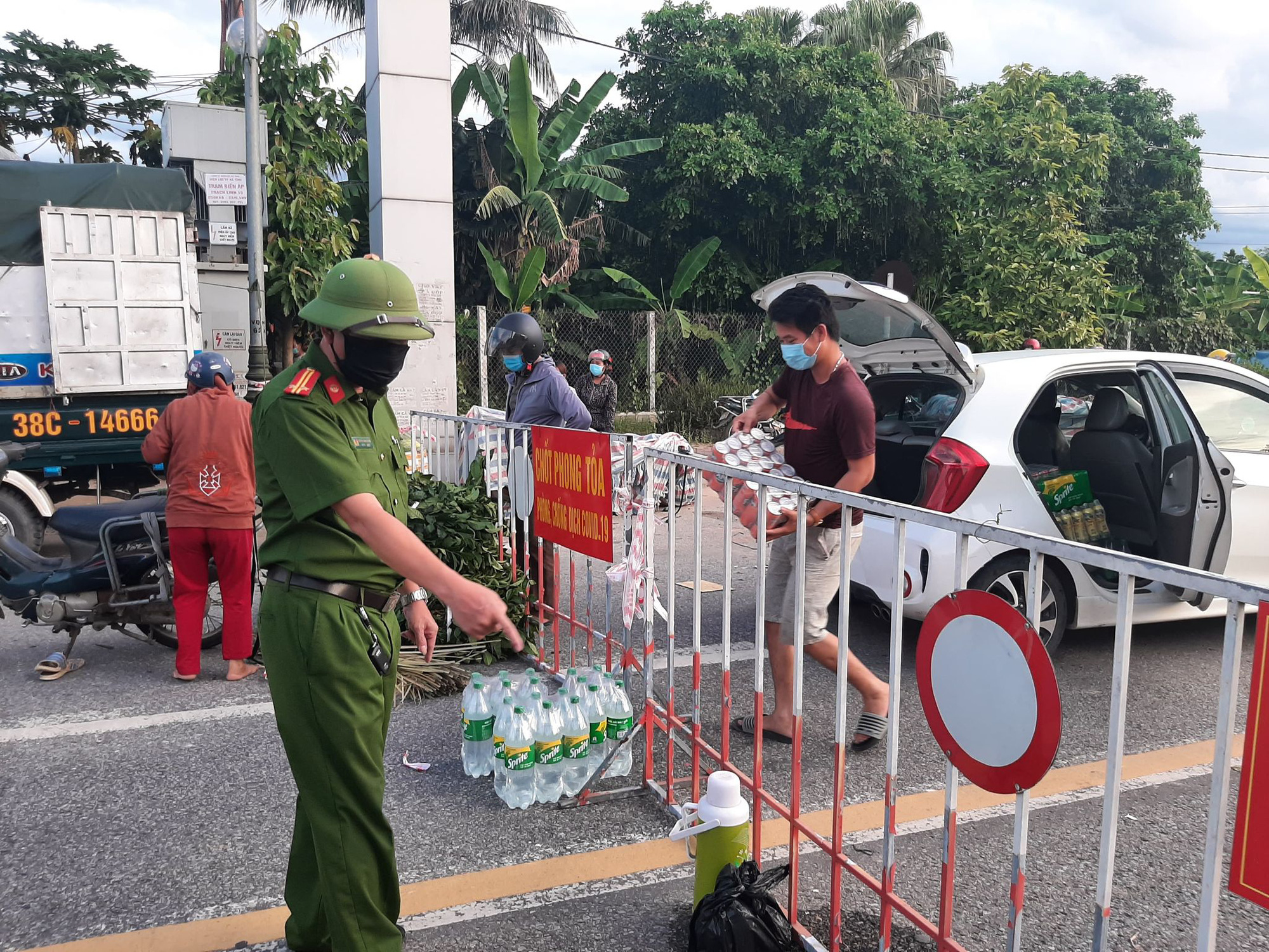 Cận cảnh đưa hàng hoá vào vùng cách y tế ở thành phố Hà Tĩnh - Ảnh 4.